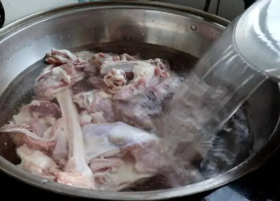淖羊肉用凉水