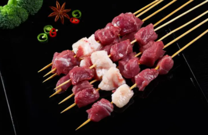 生羊肉穿串