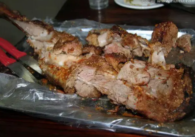 学生吃羊肉