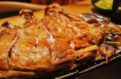 烤整块羊肉