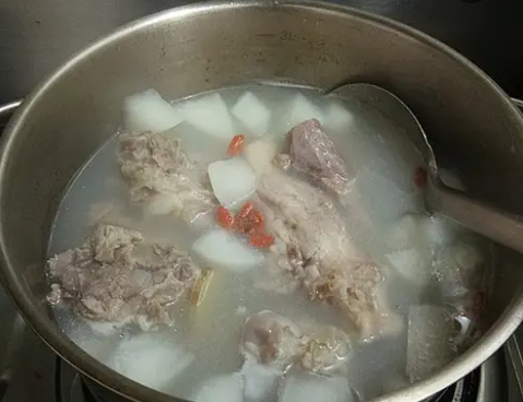 炖羊肉萝卜汤的做法