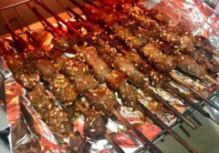 做烤箱烤羊肉串制作过程搭配的蔬菜